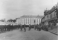  - Церемониальный марш Донской батареи мимо императора Николая II и его свиты.
