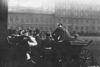 Санкт-Петербург - Император Николай II в форме лейб-гвардии Кирасирского его величества полка выходит из экипажа перед Николаевским вокзалом