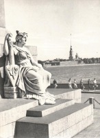 Санкт-Петербург - Скульптура на Ростральной колонне в Ленинграде, 1957 год