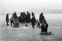 Санкт-Петербург - Жители блокадного Ленинграда идут на Неву за водой.