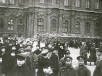 Санкт-Петербург - На площади у Зимнего дворца утром 26 октября (8 ноября) 1917 года