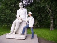 Санкт-Петербург - Миша здоровается с Сергеем Александровичем в Таврическом саду в Санкт-Петербурге.