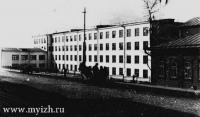 Ижевск - Старое здание Ижевского механического института, ул. Горького 79. Фотография 1938 года.