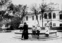 Бийск - Бийск. У фонтана Архиерейского дома