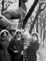 Тверь - У скульптуры 