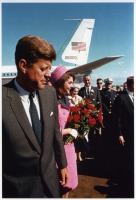 Остальной мир - John and Jacqueline Kennedy deplaning at Love Field, Dallas