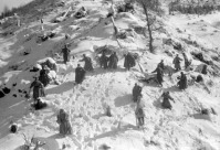 Чехия - Советские бойцы преодолевают горную местность