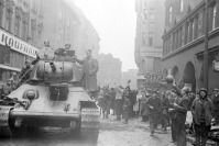 Чехия - Части Советской Армии проходят по улицам освобожденного города Моравская Острава