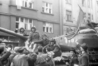 Чехия - Население города Моравская Острава приветствует советских танкистов
