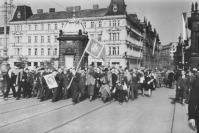 Чехия - Жители столицы направляются на митинг, посвященный победе над Германией
