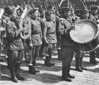 Прага - Советский военный оркестр на улице Праги.