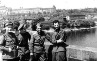 Прага - Макс Альперт (справа) с советскими военными в Праге Чехия,  Прага