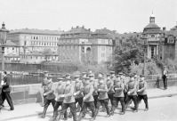 Прага - Группа советских воинов проходит по Карлову мосту в Праге