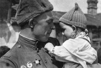 Прага - Советский солдат с чешским ребенком на руках. Прага, Чехия, 1945 г.