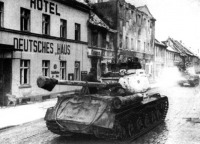 Польша - Колонна танков ИС-2 в городе Млава. 2-й Белорусский фронт, 48-я армия, конец марта 1945 года.