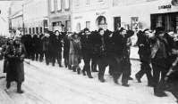 Польша - Колонна арестованных немцами поляков проходит по улице одного из городов Силезии