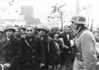 Польша - Немецкий солдат конвоирует польских солдат, захваченных в плен