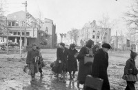Польша - Жители Эльбинга возвращаются в город после окончания боевых действий