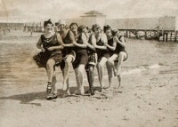 Польша - Сопот.  Молоді жінки розважаються на пляжі.