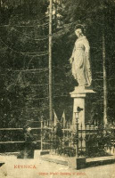 Польша - Криниця.  Статуя Матері Божої в парку.