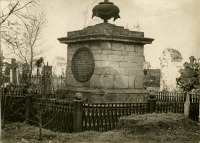 Красноярск - Памятник на первой могиле камергера Резанова в ограде старого городского кладбища.