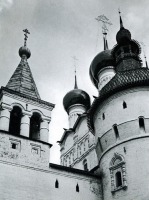 Ростов - Часть одной из башен западных ворот, церковь Иоанна Богослова