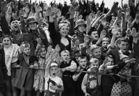 Германия - Немецкие женщины, дети и солдаты оцепления на массовом мероприятии в Германии