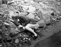 Германия - Германия, Дессау, 1945 год - Женщина, рыдающая на развалинах своего дома