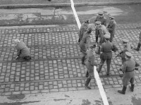 Германия - Противостояние. Западногерманские полицейские защищают перебежчика из Восточного Берлина. 50-е.