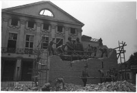 Германия - Советские солдаты разбирают укрепление вокруг памятника Гете и Шиллеру в Веймаре