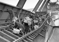 Германия - Немецкие беженцы на мосту через Эльбу