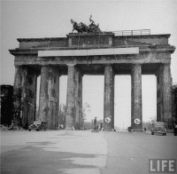 Берлин - Старый Берлин-Бранденбургские ворота с разрушенной колонадой
