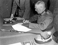 Берлин - Генерал-фельдмаршал Вильгельм Кейтель подписывает акт о безоговорочной капитуляции германского вермахта в штабе 5-й ударной армии в Карлсхорсте, Берлин. Дата	 8 мая 1945