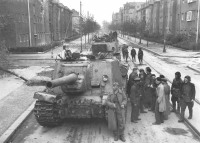 Берлин - Колонна советских САУ ИСУ-122 на одной из улиц