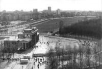 Берлин - Бранденбургские ворота-Вид на ворота из Рейхстага, 5 марта 1990 года (по центру и за воротами видна часть Берлинской стены)