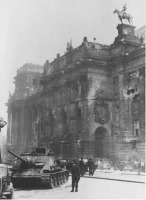 Берлин - Советские самоходки у Рейхстага.