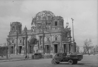 Берлин - Советские грузовики у Берлинского кафедрального собора.