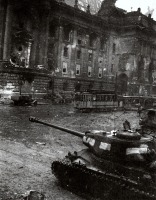 Берлин - Тяжёлый танк ИС-2 на фоне Рейхстага.