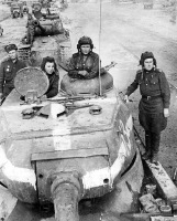 Берлин - Колонна советских тяжелых танков ИС-2 на улицах Берлина.