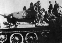 Берлин - Танкисты 44-й гв. тбр на отдыхе у Т-34-85 в Берлине.