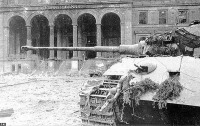 Берлин - Тяжёлый танк Pz.Kpfw. VI Ausf. B «Королевский тигр», подбитый у Потсдамского вокзала в Берлине.