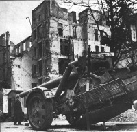 Берлин - Разбитая немецкая 128-мм противотанковая пушка K /44. на улице Берлина