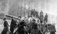 Берлин - Пленные немцы идут мимо советской ИСУ-152.