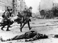 Берлин - Атака советской пехоты. Берлин. 1945г.