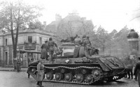 Берлин - Тяжелый танк ИС-2 готовится к обстрелу укрепленного дома. Берлин, апрель 1945 года