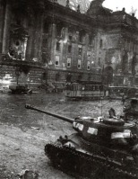 Берлин - ИС-2 у здания рейхстага. Берлин, 10 мая 1945 года.