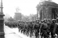 Берлин - Колонны советских войск проходят по улицам Берлина