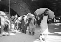 Берлин - Немецкие рабочие за переноской мешков с мукой на 1-ом участке района Митте центрального продовольственного склада военной комендатуры