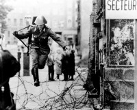 Берлин - Знаменитый снимок Питера Лейбинга — солдат армии ГДР бежит из восточного сектора Берлина в западный.