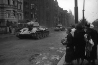 Берлин - Советский танк Т-34-76 во взятом Берлине